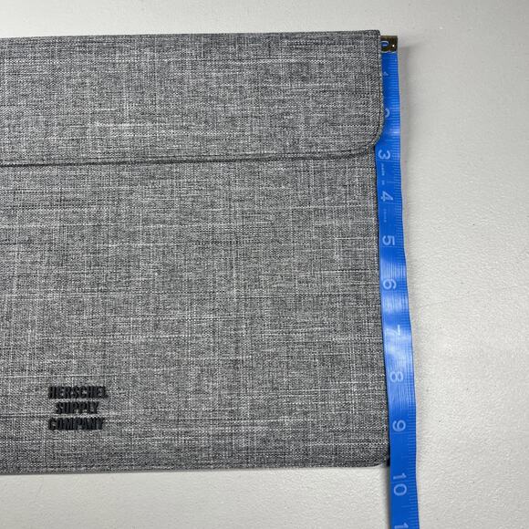Herschel Spokane Sleeve Laptop Device Tablet Pad Magnetic Closure Gray 13 Inch - Picture 5 of 7